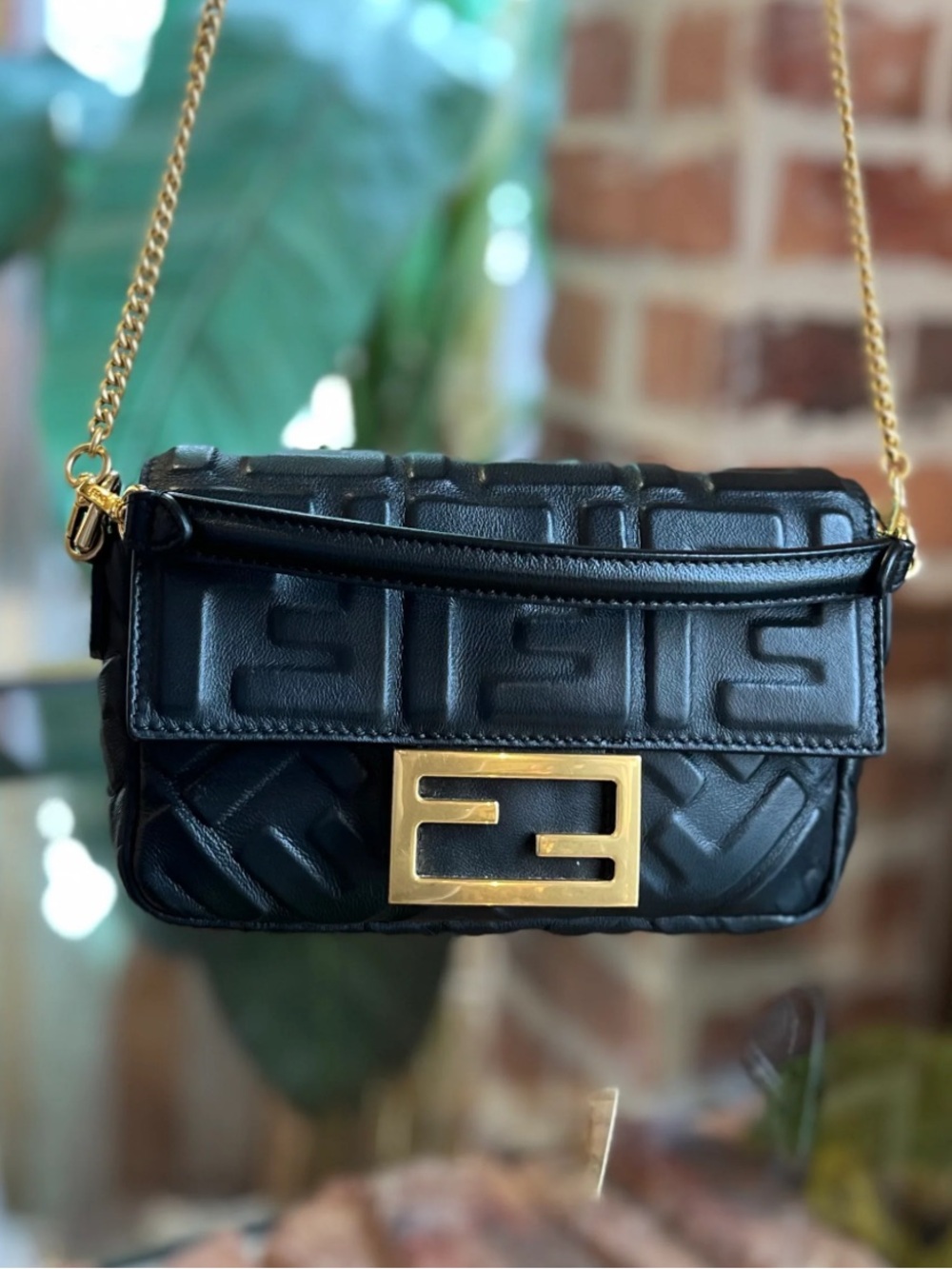 FENDI Baguette Mini Black
Calfskin Embossed FF
Shoulder Bag